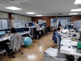 事務所内風景：バランスボールに座っての作業も可能。