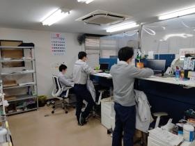 事務所内風景１：気分転換に立ったままでの座っての作業。