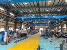 工場内部：新しい工場は広く、明るく、空調設備も完備。