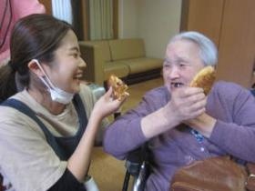 ひまわり園職員手作りたいやきで笑顔