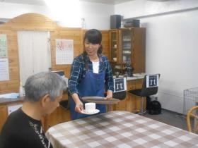 カフェ接客の様子