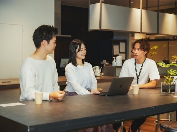 《キャリア相談もおまかせ！》定期的に1対1の面談をするなど、1人1人の将来を見据えています。