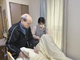 入居者様と一緒にベッドメイク