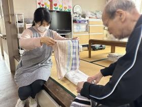 入居者様と一緒に洗濯物の片付け