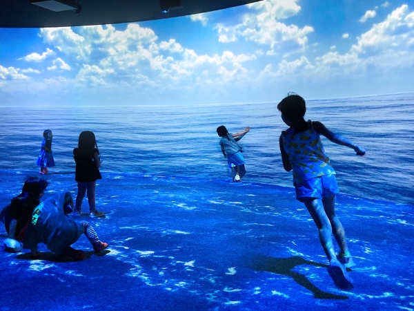 『AOAO SAPPORO』に展示される没入型デジタルアート「青く美しい海の世界」の空間演出、映像制作を含むコンテンツの企画・制作等を担当。