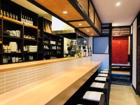 女性のお一人様も気軽に入れる明るいカウンター席