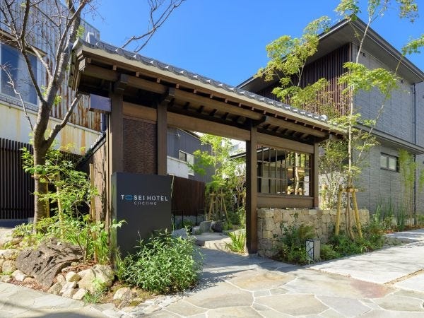 駅から徒歩4分の街中に鎌倉らしい趣のあるホテルが見えてきます。