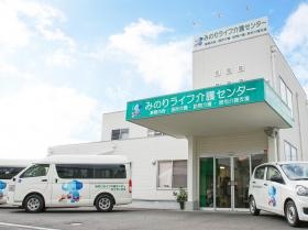 緑の看板が目印の、みのりライフ介護センターの外観です！