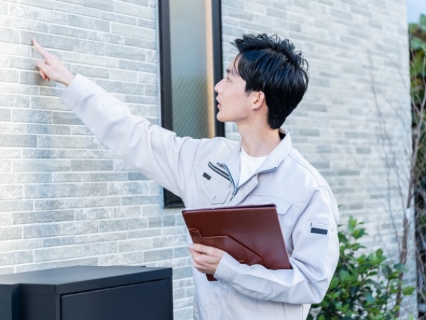 お客様のご自宅をしっかり確認いただき、破損している箇所をお写真に収めていただくお仕事です。