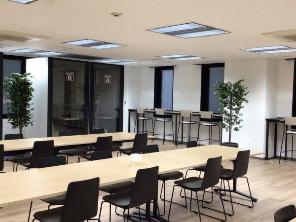 本社内のリフレッシュ＆ワークスペース！社員食堂はありませんが、自販機で軽食が購入できるオフィスコンビニもあります。