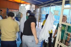 ホテルから持って帰ってきたシーツや包布や枕カバーを仕分けます