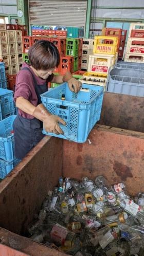 ビンの選別作業