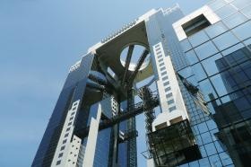 オフィスは梅田スカイビルにございます