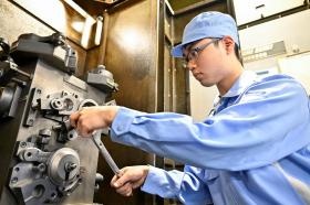 治具を固定し材料を取付、機械で加工します