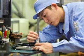 デジタルノギスで検査中