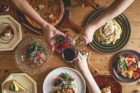 木の温もりに囲まれた食卓で、笑顔と会話が弾む幸せなひととき。