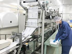 製造しながら慎重に検品をします