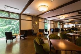 ロビー喫茶 木漏れ日が感じられる憩いのスペース