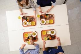 サラダバーにイベント食！大好評の２００円ランチ♪