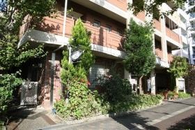 落ち着いたレンガ調の建物が目印です。