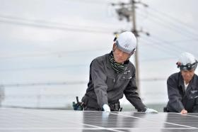 太陽電池設置は高所作業。安全第一。