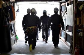 工事スタッフは腰道具をつけ、いざ現場へ。