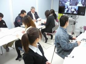 社内勉強会です。オンラインで他支店と繋いでいます。