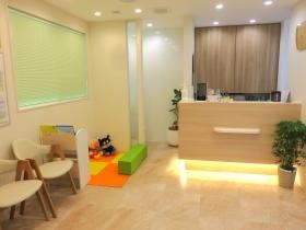 明るく広い待合室