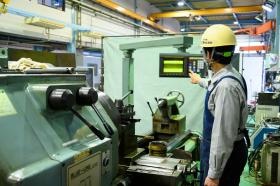 本社工場にて部品の機械加工