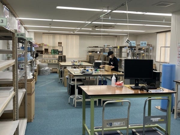 こちらが梱包作業を行う出荷準備室です。