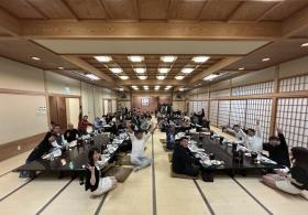 年始には新年会を催します。社員全員集合して大盛り上がり！