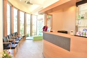 待合室は木を使った温もりのある雰囲気です