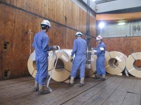 港湾作業課での製品出荷作業