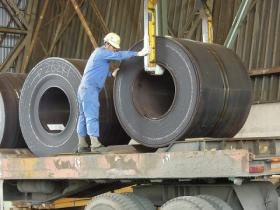 港湾作業課での荷役作業