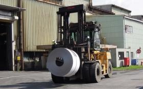 工程作業課でのコイル運搬作業