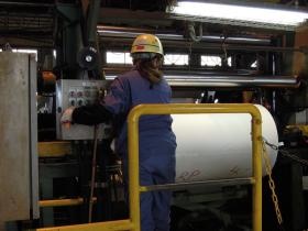 構内作業課でのリサイクル紙巻作業