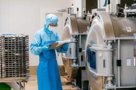 明るい工場での業務風景