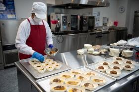 受託施設でお食事準備