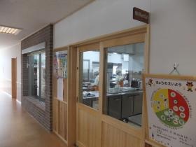 中が見渡せる大きな調理室