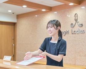 受付にて笑顔で患者様をお迎え（受付事務・医療事務）