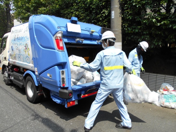 作業は、運転手１名+作業員２名の３名一組で行います。先輩職員の指導の下、作業の進め方を習得できますので、未経験の方でも安心して始められます。