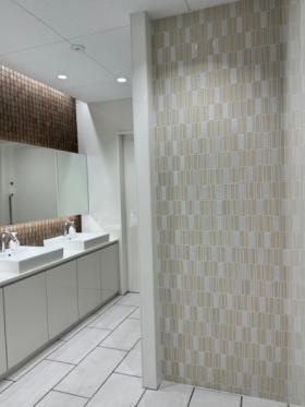 社員用のトイレは昨年リニューアルしました！自社タイルが施工