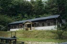 森の中にある木造校舎をリノベした本社（アトリエ）