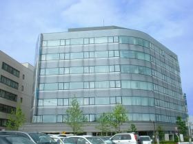 松江駅から徒歩５分。お店やコンビニにも近くとても便利です。