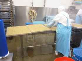 充填作業は手作業で行います。