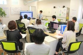 週１回のミニ勉強会、毎月１回の法改正や専門知識の勉強会開催