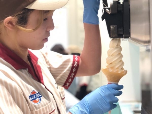 飲食店スタッフ・ブルーシール販売スタッフ・準社員で社員デビュー（プライベートも充実・未経験大歓迎）