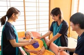 安心安楽な入浴をご提供する仕事です。