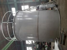 手摺りを付け倍の大きさになったタンク