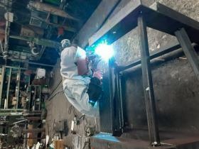 溶接で階段を製作中